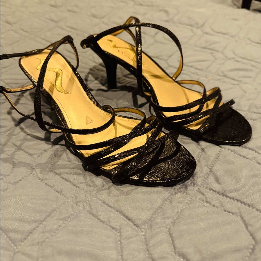 Women’s Nina size 10, strap black sandal